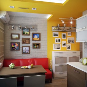 ספה אדומה במטבח עם קירות צהובים