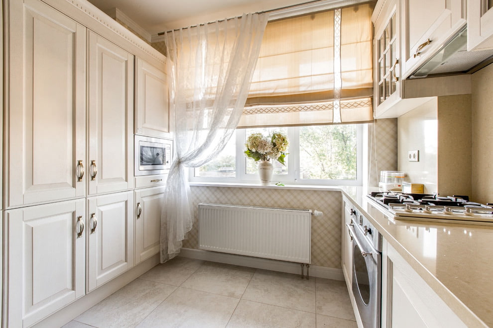 Bir panel evde mutfak penceresinde hafif klasik perdeler