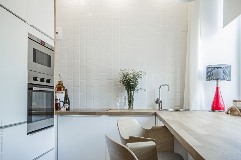 6 metrekarelik beyaz bir mutfakta ankastre cihazlar