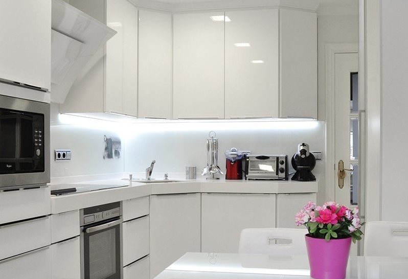 6 metrekarelik alana sahip kar beyazı yüksek teknoloji ürünü mutfak