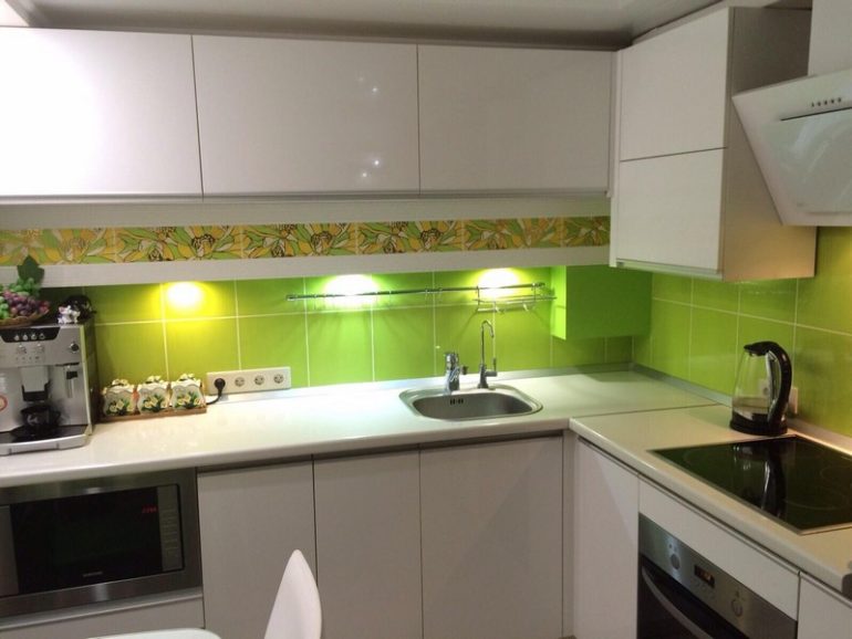 Işık yeşil mutfak önlük üzerinde spotlight