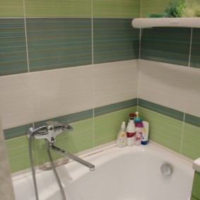 אריחי קרמיקה רב צבעוניים בחדר האמבטיה
