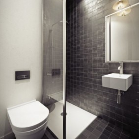 חדר אמבטיה מינימליסטי עם מקלחת