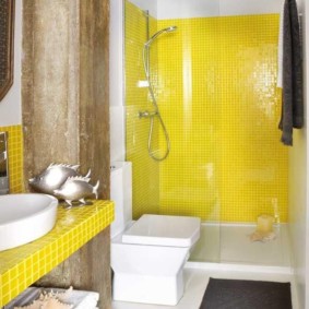אריחים צהובים בחדר אמבטיה מודרני