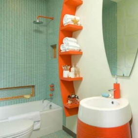 Tuvalet malzemeleri için turuncu raf