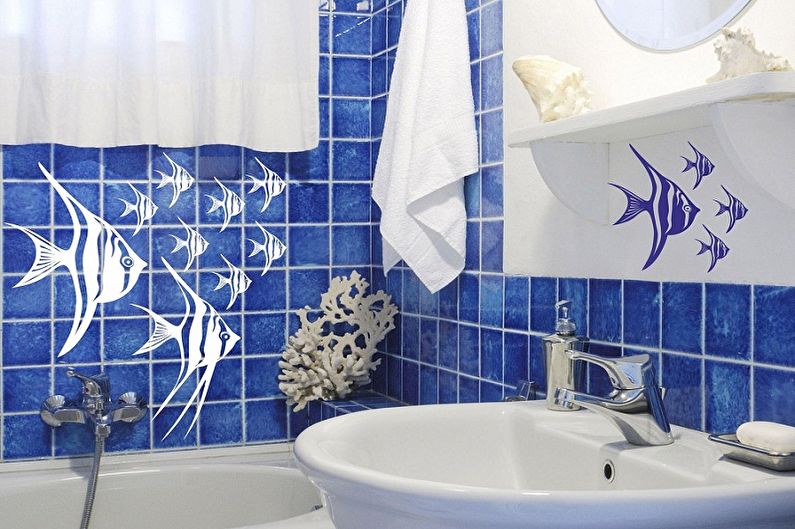 אריח כחול עם דגים על הקיר בחדר האמבטיה