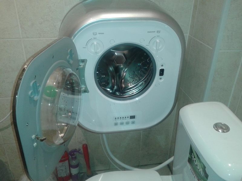 Banyoda duvarda kompakt çamaşır makinesi