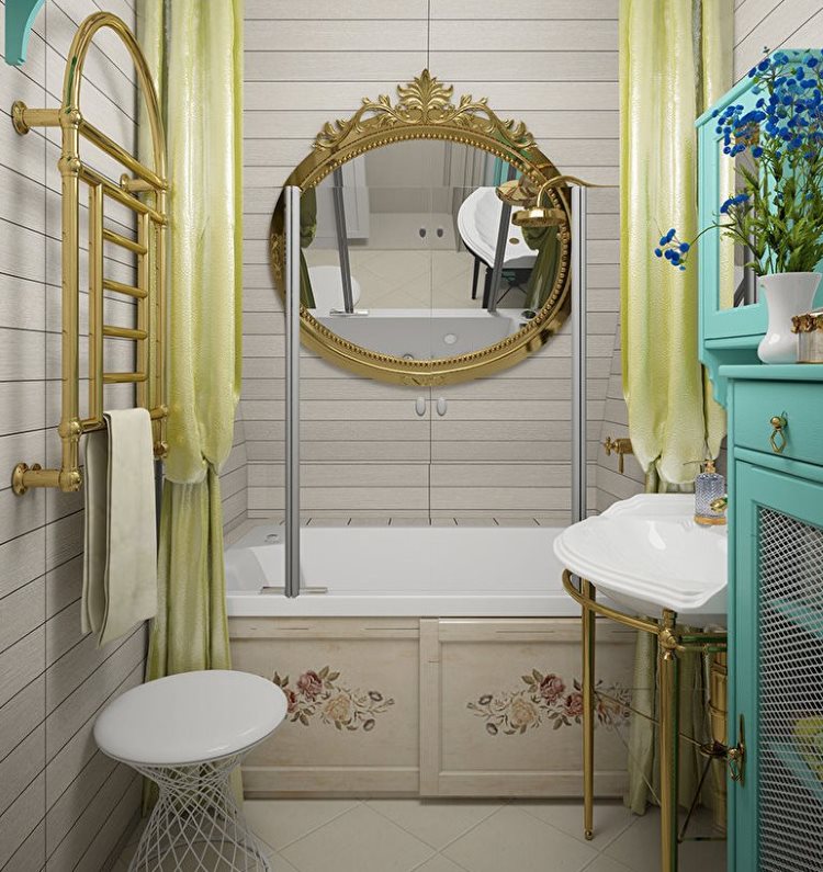 مرآة في إطار مذهب على حوض استحمام أبيض
