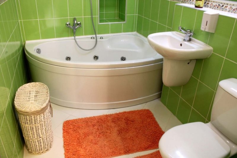 Küçük bir banyo beyaz bir zemin üzerinde turuncu halı