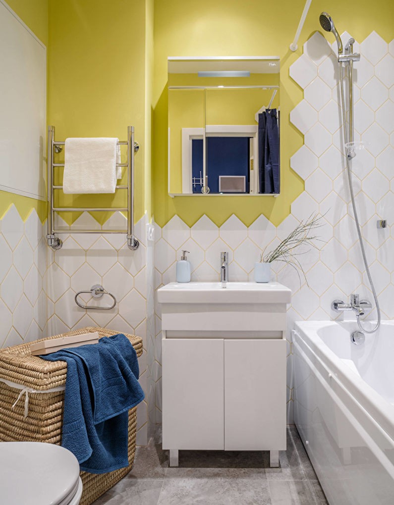 Beyaz döşenmiş banyo sarı duvarlar