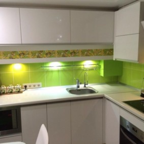 المريلة الخضراء في مطبخ صغير