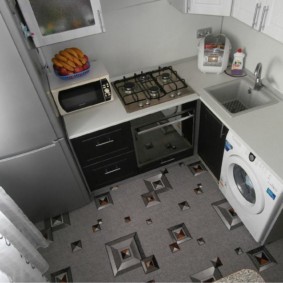 לינולאום עם תמונה על רצפת המטבח