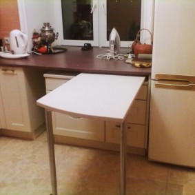 שולחן קטן במטבח של דירה עירונית