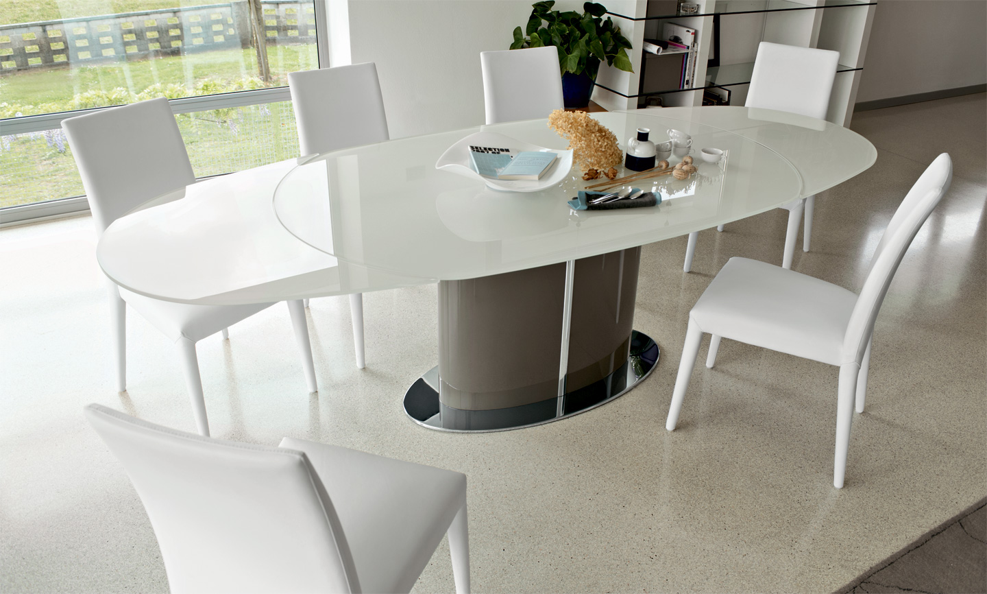 mutfak minimalizm için tek ayak üzerinde masa