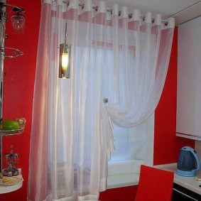 Mutfakta kırmızı bir duvar ile beyaz perde