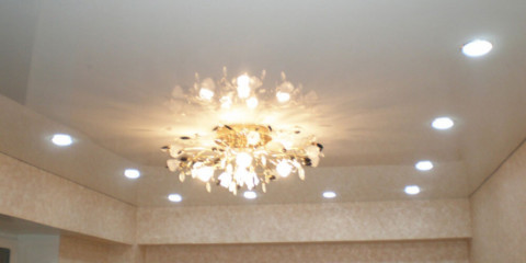 Oturma odasının tavanına dikdörtgen lamba yerleştirme