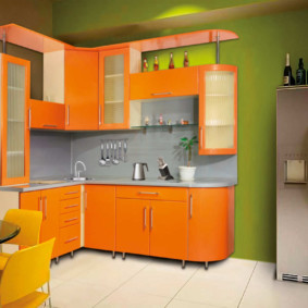 Bir mutfak seti turuncu cepheler