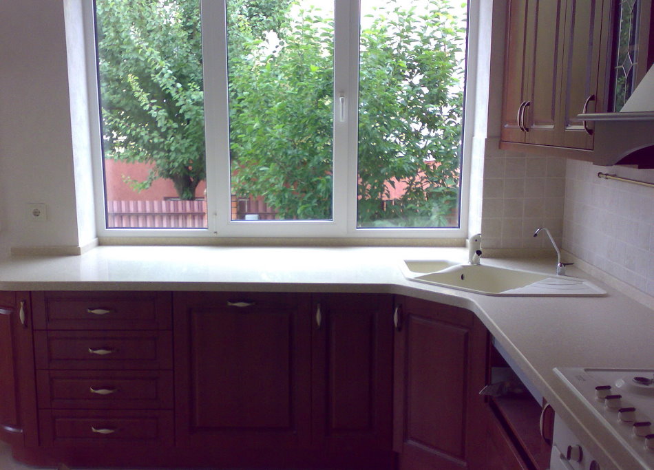 Özel bir evde mutfak penceresinin önünde trapez lavabo