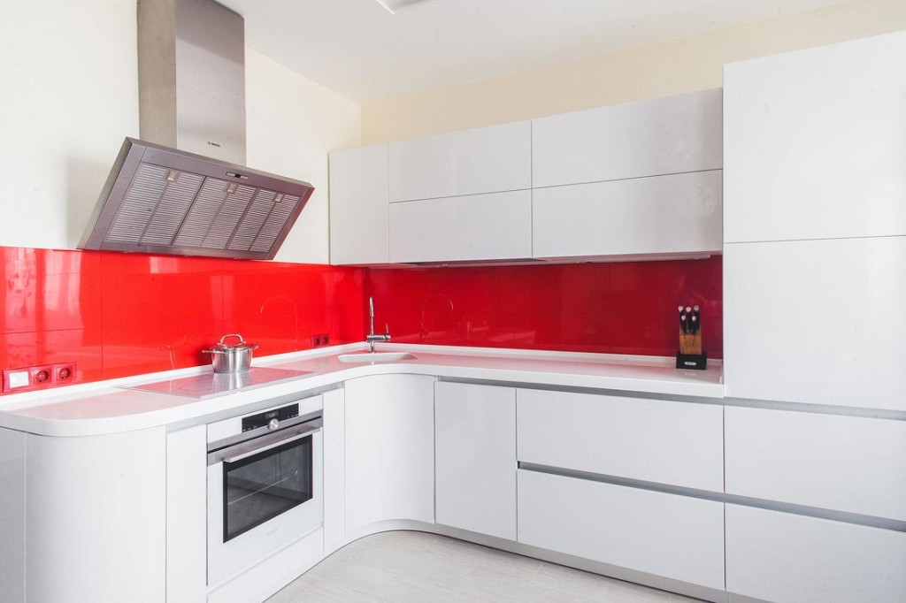 Köşe lavabo ile mutfakta kırmızı önlük
