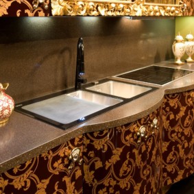 mutfak tasarımında yapay taştan yapılmış masa