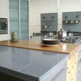 Mutfakta yapay taştan yapılmış masa