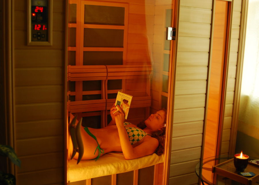 Bir dairenin bir sundurma üzerinde kompakt bir sauna kız