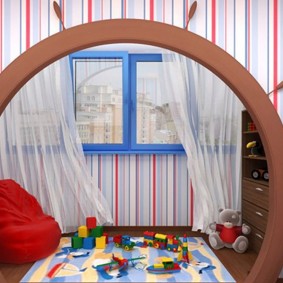 דלת מקושתת בחדר ילדים עם מרפסת