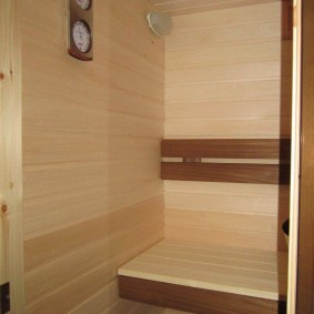 Küçük bir sauna duvarındaki termometre