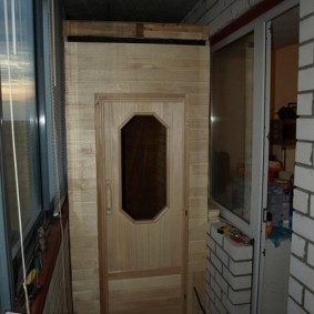 Bir tuğla evin balkonunda küçük sauna