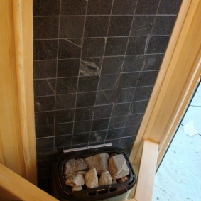 קישוט קיר קרמי על הכיריים באמבטיה