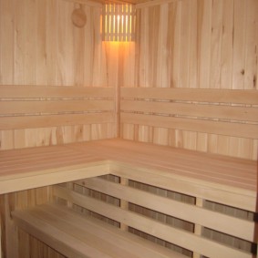 Bir loggia sauna ahşap raflar
