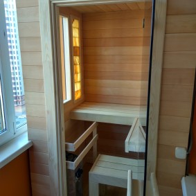 Beş katlı bir binanın balkonunda küçük bir sauna iç