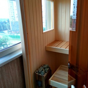 חדר אדים קטן במרפסת הדירה