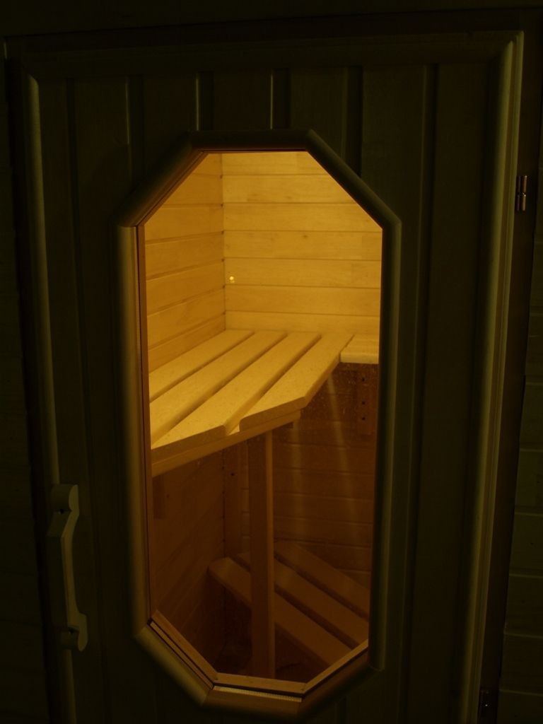 Balkon sauna kapısında pencere