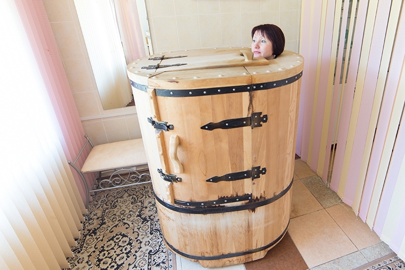 Camlı bir sundurmada fito-sauna sedir varil