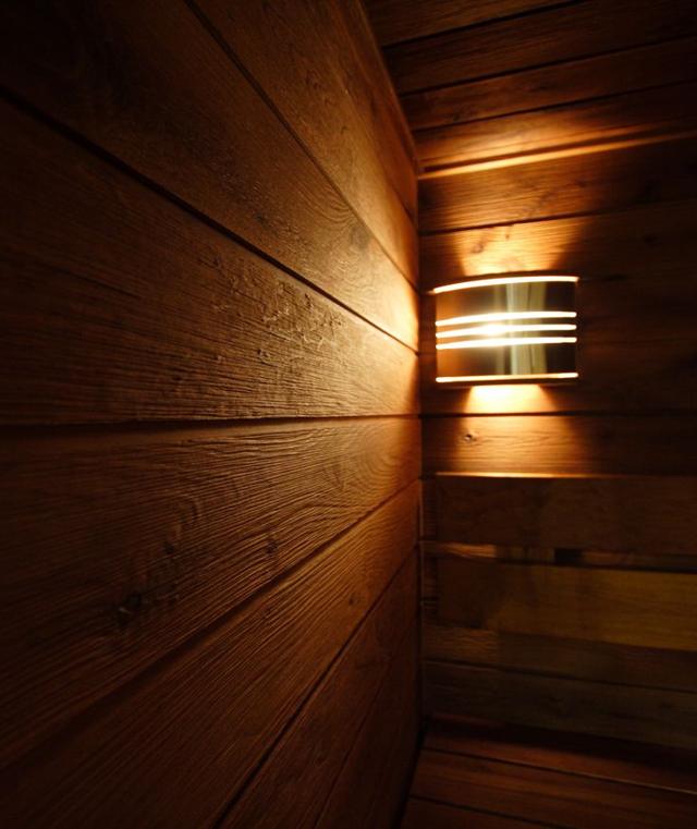 מנורה מיוחדת על קיר העץ של הסאונה