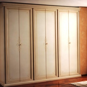 خزانة ملابس مع الأبواب المتأرجحة في تصميم أفكار المدخل