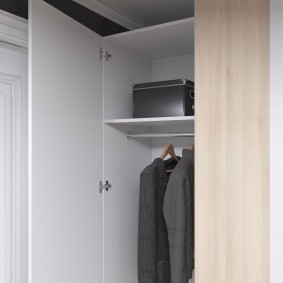 خزانة ملابس مع الأبواب المتأرجحة إلى أفكار المدخل الداخلية