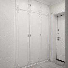 خزانة ملابس مع أبواب مفصلية إلى قاعة المدخل