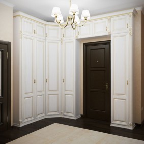 ארון עם דלתות צירים לאפשרויות הצילום במסדרון