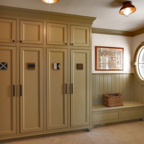 خزانة بأبواب مفصلية لصورة تصميم المدخل